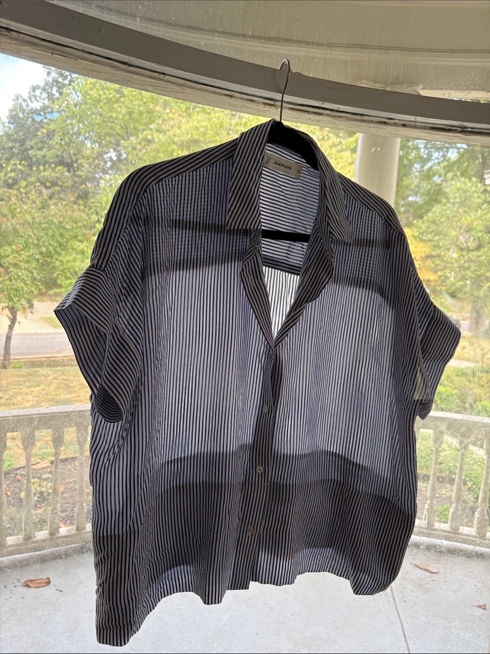 Everlane Blue and White Vertical-Striped Short Sleeve Button-Size 10 100% Silk